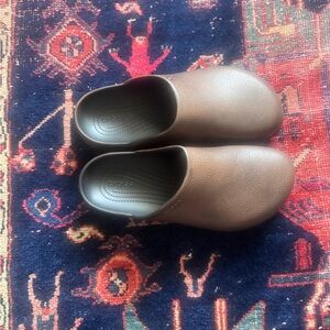 CROCS Dark Brown Dylan Clogs. Men’s 10